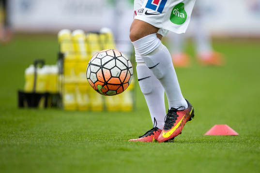 En spelare leker med en boll