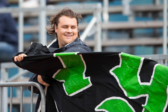 En Jönköpings supporter hänger upp en vepa