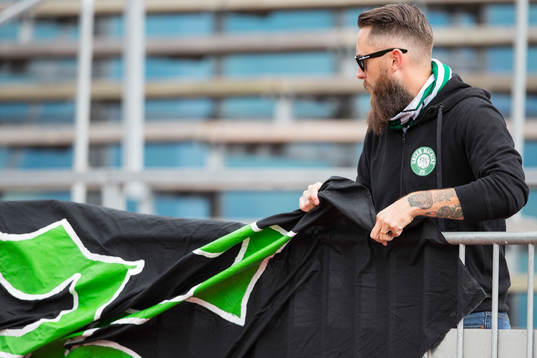 En Jönköpings supporter hänger upp en vepa