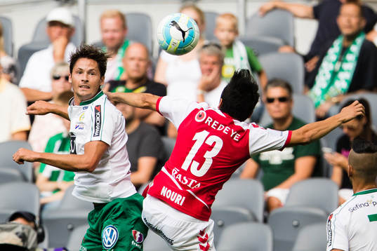 Hammarbys Philip Haglund i en nickduell med Kalmars Emin