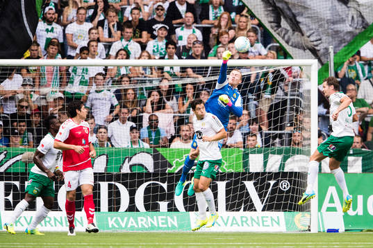 Hammarbys målvakt Ögmundur Kristinsson boxar bort bollen