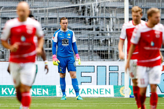 Hammarbys målvakt Ögmundur Kristinsson deppar