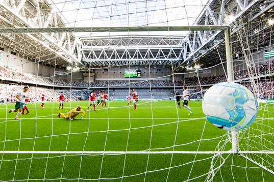 Kalmars målvakt Ole Söderberg slänger sig med når inte