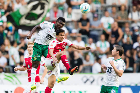 Hammarbys Joseph Aidoo i en nickduell med Kalmars Romário