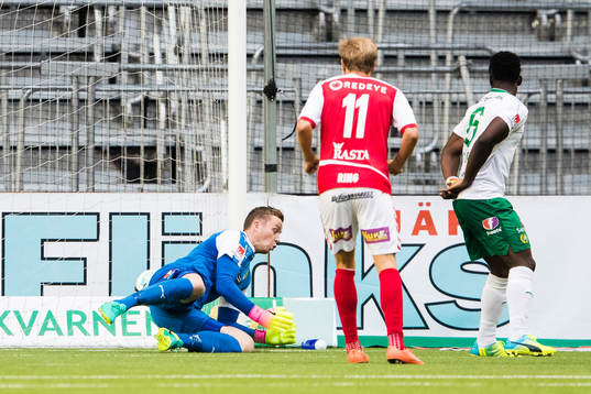 Hammarbys målvakt Ögmundur Kristinsson tappar in 1-1 för