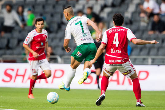 Hammarbys Alexssander Medeiros de Azeredo klacka bollen