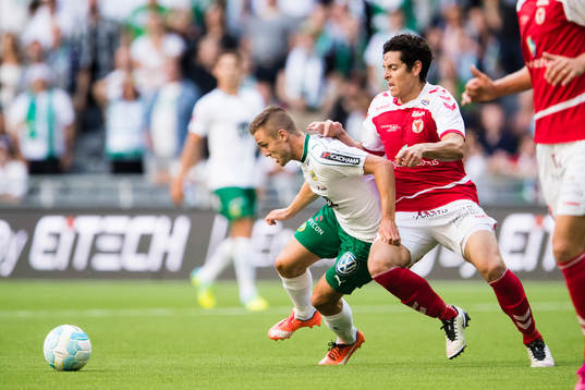 Hammarbys Mats Solheim i kamp om bollen med Kalmars Marko
