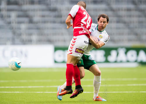 Kalmars Filip Sachpekidis stoppas av Hammarbys Johan Persson