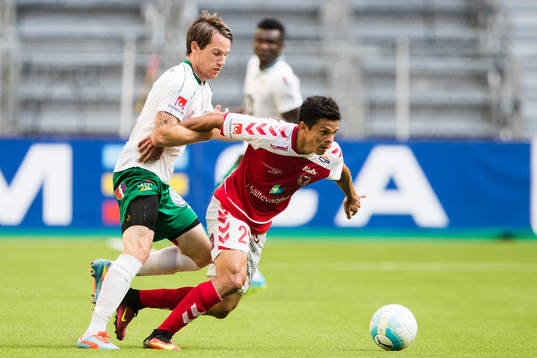 Hammarbys Johan Persson drar i Kalmars Romário Pereira