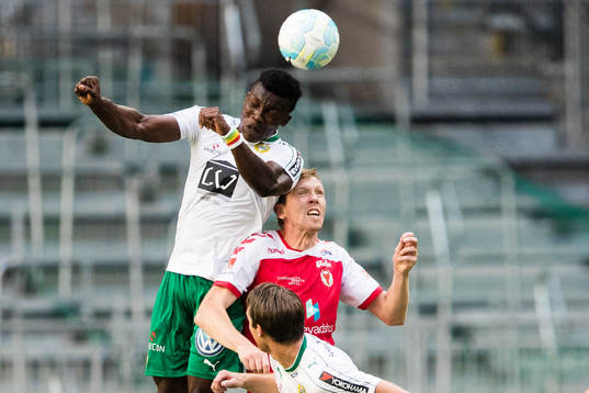 Hammarbys Joseph Aidoo i en nickduell med Kalmars David Elm