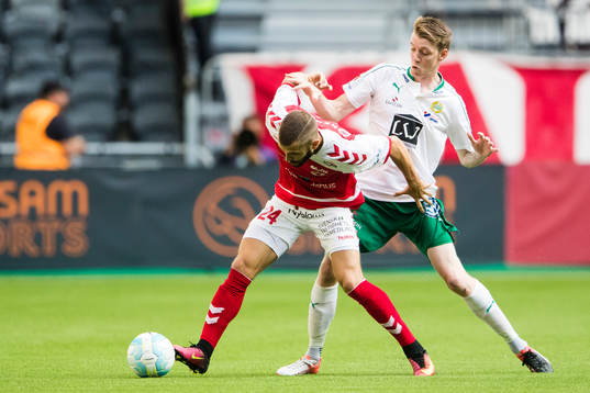 Kalmars Filip Sachpekidis i kamp om bollen med Hammarbys