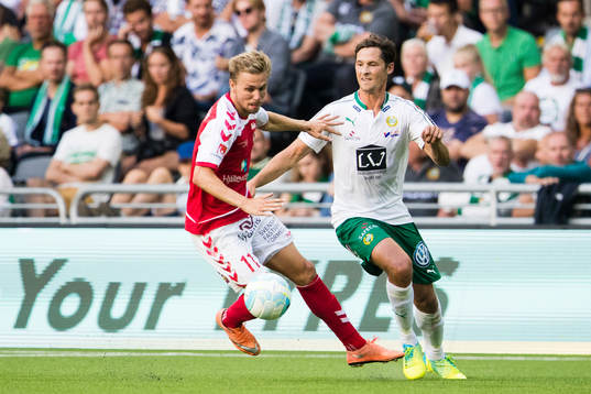 Kalmars Jonathan Ring i kamp om bollen med Hammarbys Philip