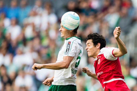 Hammarbys Philip Haglund i en nickduell med Kalmars Marko