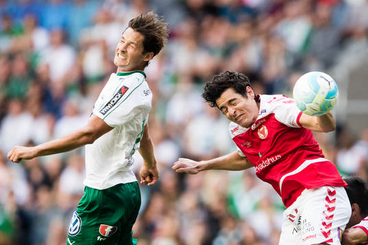 Hammarbys Philip Haglund i en nickduell med Kalmars Marko
