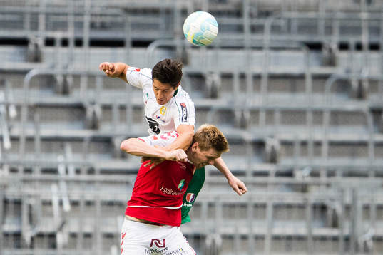 Hammarbys Imad Khalili i en nickduell med Kalmars David Elm