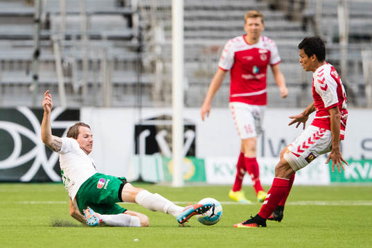 Hammarbys Johan Persson slänger sig för att nå bollen