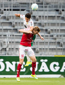 Hammarbys Imad Khalili i en nickduell med Kalmars David Elm