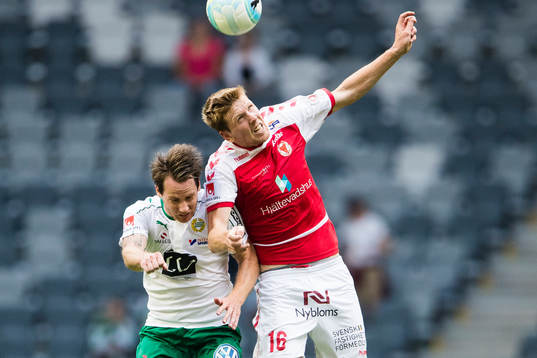 Hammarbys Johan Persson i en nickduell med Kalmars David Elm