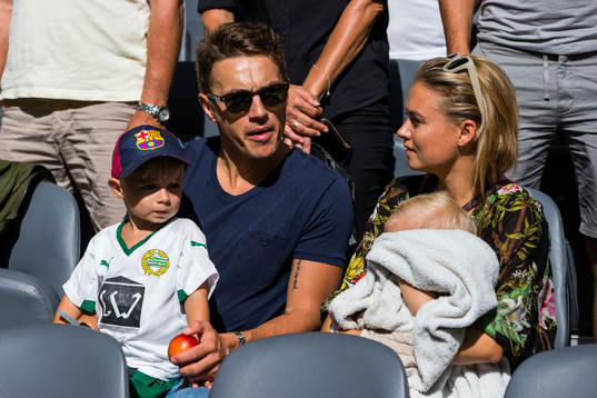 Hammarbys Petter Andersson sitter på lktaren med sin familj