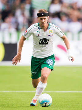 Hammarbys Erik Israelsson med bollen