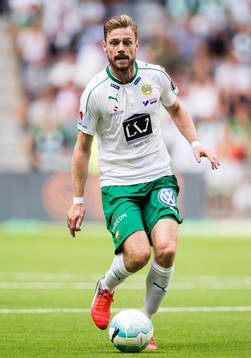 Hammarbys Arnór Smárason med bollen