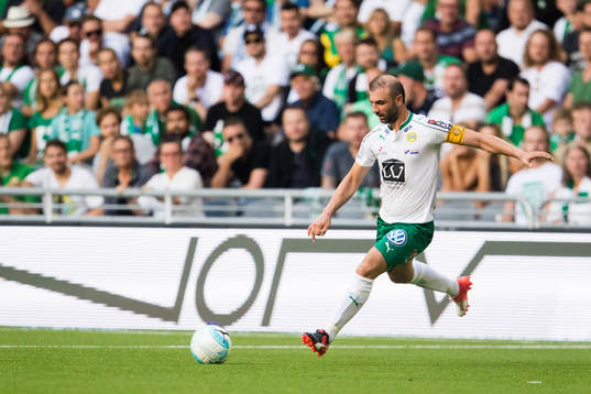 Hammarbys Kennedy Bakircioglu med en frispark