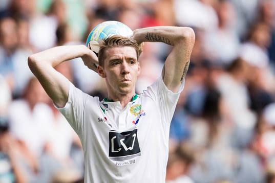 Hammarbys Birkir Már Saevarsson med ett inkast
