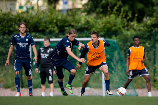 IFK Göteborgs August Erlingmark mot Mads Albeck