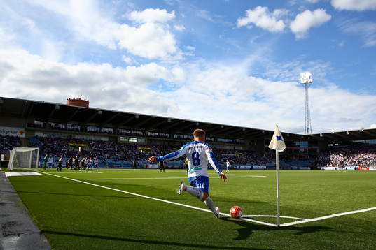 Norrköpings Nicklas Bärkroth slår en hörna