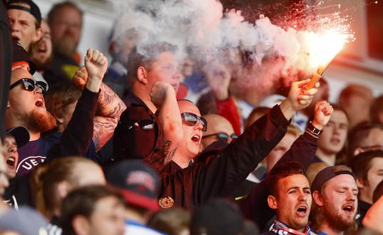 Norrköpings supporters med pyroteknik
