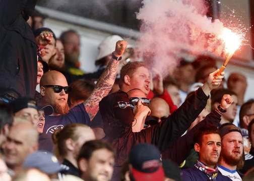 Norrköpings supporters med pyroteknik