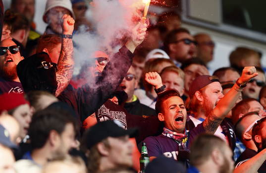 Norrköpings supporters med pyroteknik