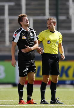 Örebros Victor Sköld och domare Kristoffer Karlsson