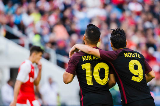 Manchester Citys Sergio Aguero gör 0-1-målet och jublar