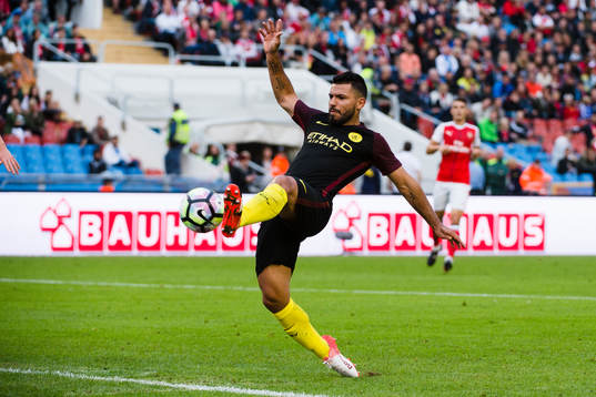 Manchester Citys Sergio Aguero gör 0-1-målet