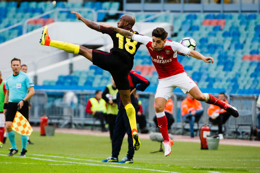Manchester Citys Fabian Delph i nickduell med Arsenals