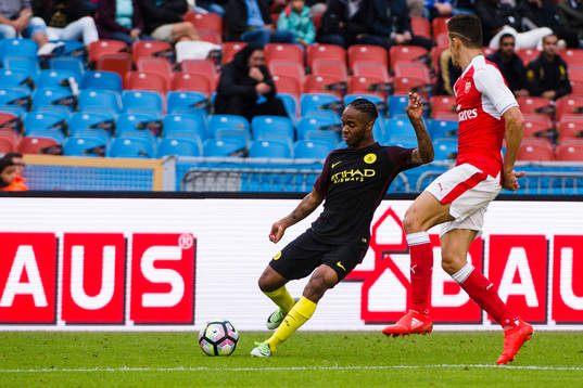 Arsenals Gabriel försvarar mot Manchester Citys Raheem