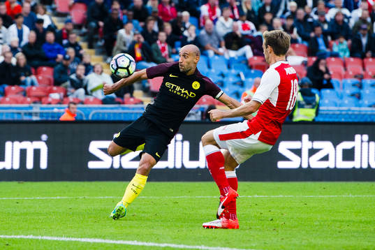 Manchester Citys Pablo Zabaleta skjuter och Arsenals Nacho