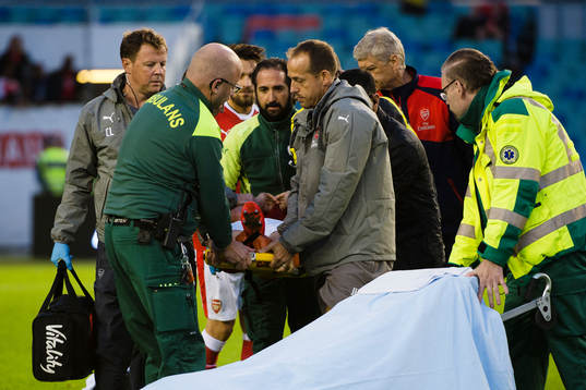 Arsenals Gabriel bärs ut på bår