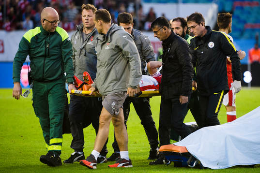 Arsenals Gabriel bärs ut på bår
