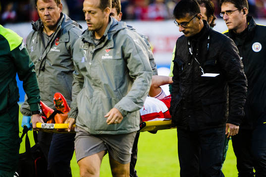 Arsenals Gabriel bärs ut på bår