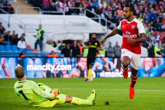 Arsenals Theo Walcott gör 3-1-målet bakom Manchester