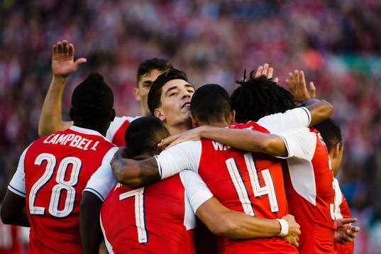 Arsenals Theo Walcott jublar med lagkamrater
