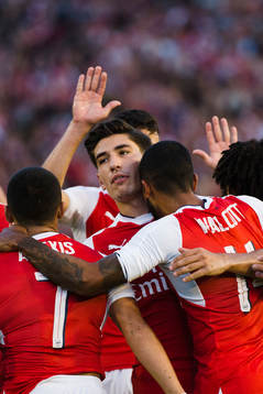 Arsenals Theo Walcott jublar med lagkamrater