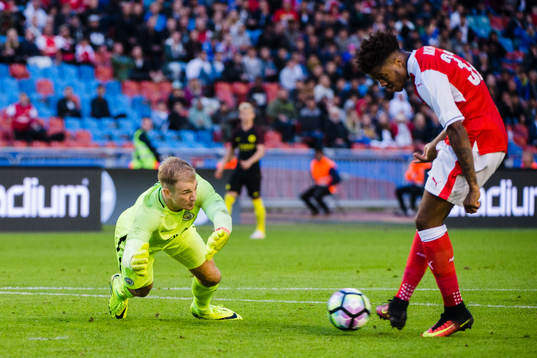 Arsenals Chuba Akpom gör 2-1-målet på Manchester Citys