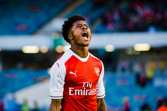 Arsenals Chuba Akpom jublar