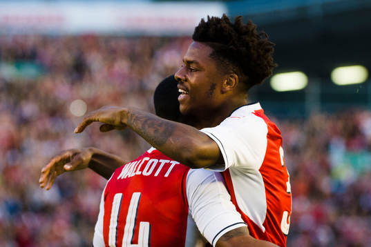 Arsenals Chuba Akpom har gjort 2-1-målet och jublar med