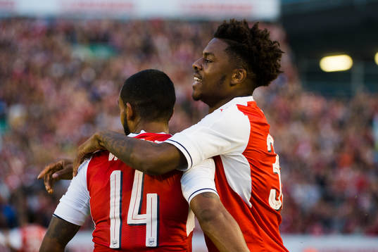 Arsenals Chuba Akpom har gjort 2-1-målet och jublar med