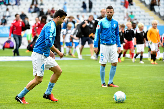 Malmö FFs Behrang Safari och Erdal Rakip värmer upp