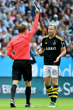 s Per Karlsson får gult kort av domaren Markus